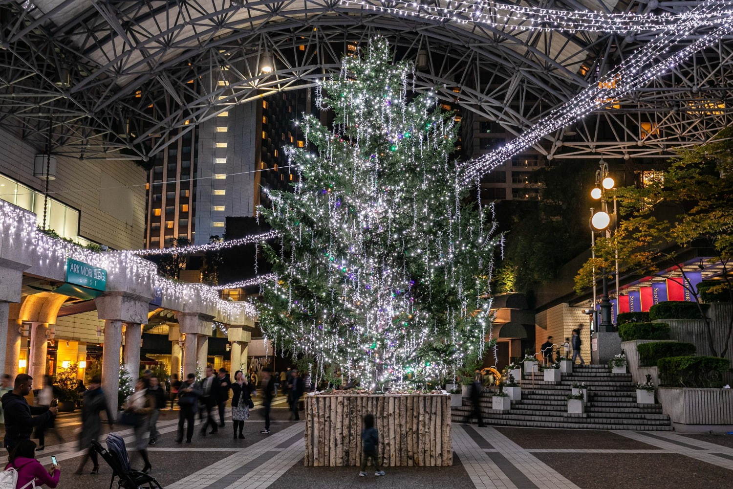 アークヒルズ「赤坂蚤の市」がクリスマス仕様に、アンティークのランプ＆ジュエリー販売やリース作り｜写真26