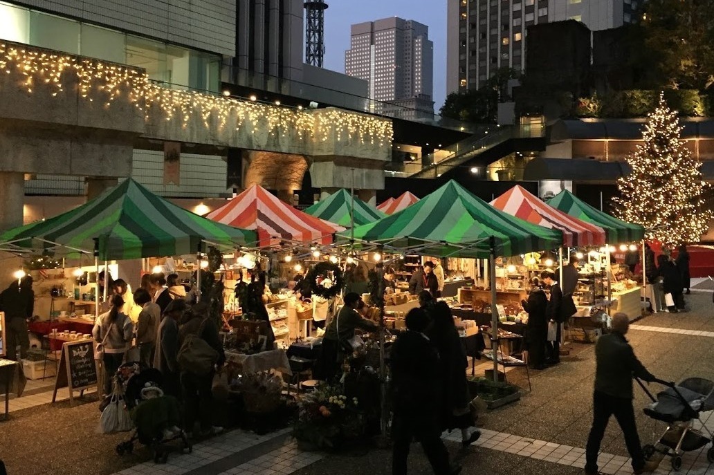 アーク・カラヤン広場(アークヒルズ)「赤坂蚤の市」
