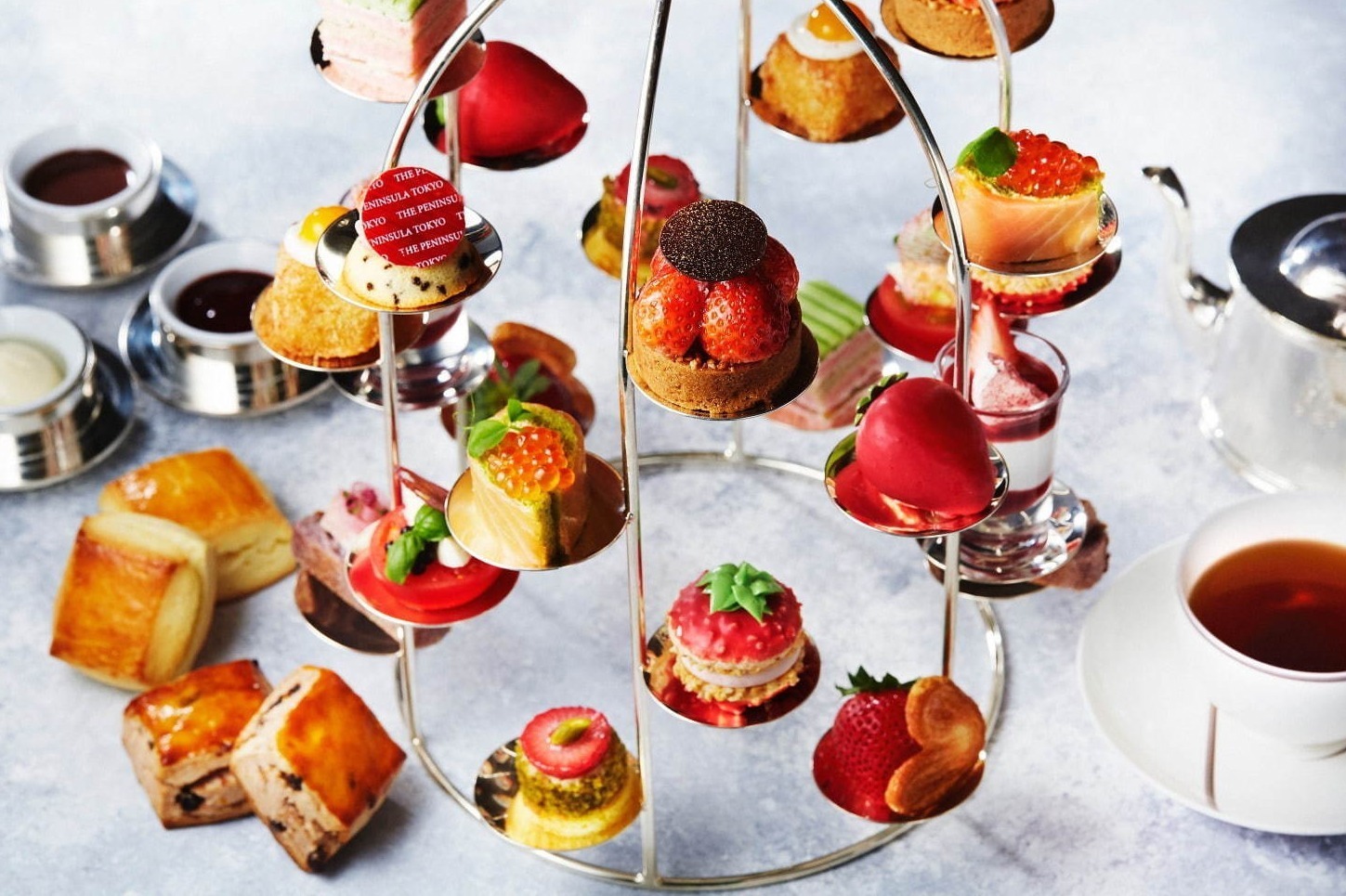 ブリオッシュ｜ザ・ペニンシュラ東京「いちごラブ」苺尽くしのアフタヌーンティーや“苺狩り”着想ケーキなど