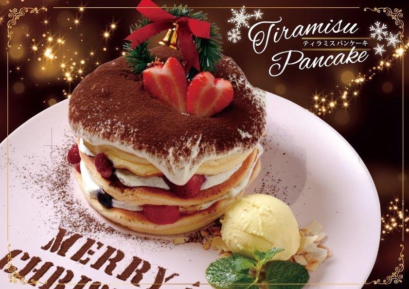 パンケーキカフェ「ベルヴィル」“ティラミス”風味のクリスマス限定パンケーキ、甘酸っぱいベリーを添えて｜写真1