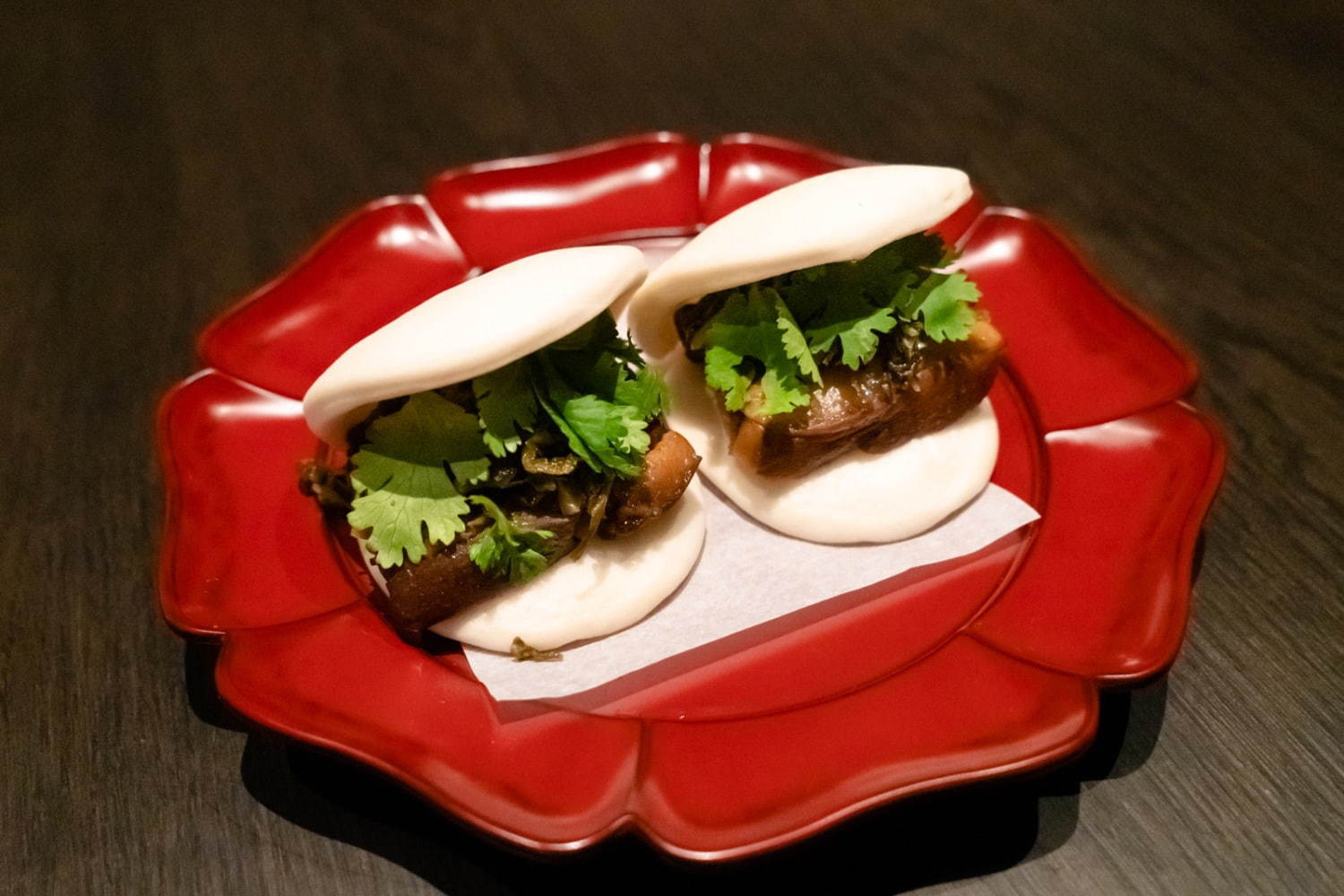 グゥアバオ 315台湾ドル(約1,134円)
グゥアバオは豚の角煮をふわふわの中華まんでサンドしたもの。パクチーの香りがアクセント。