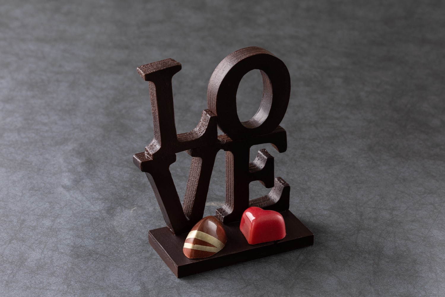 グランド ハイアット 東京のバレンタイン、 "LOVE"を模ったチョコレートや惑星ショコラボール｜写真2