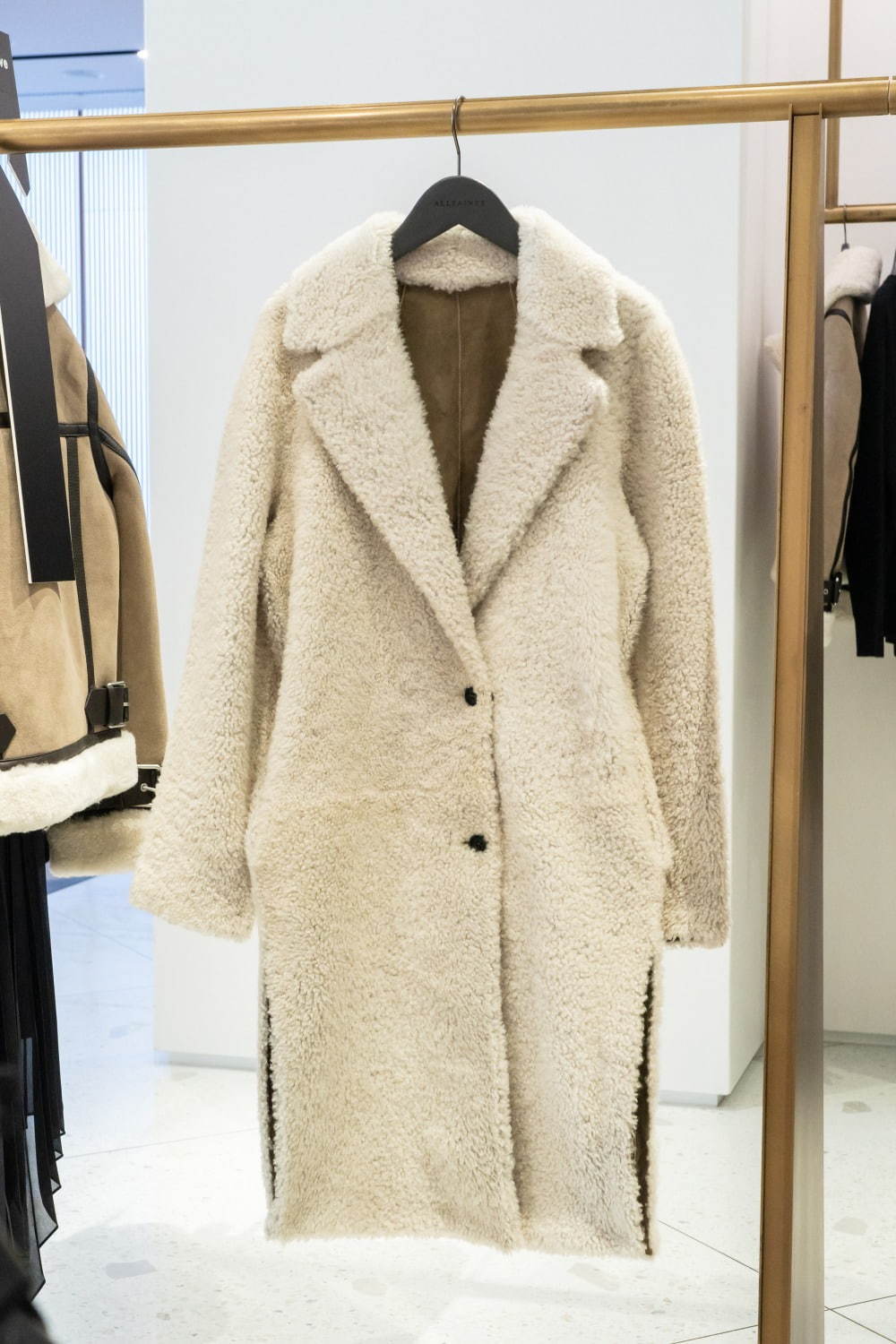 TIA SHEARLING COAT / CHALK WHITE & TAUPE  275,926円＋税