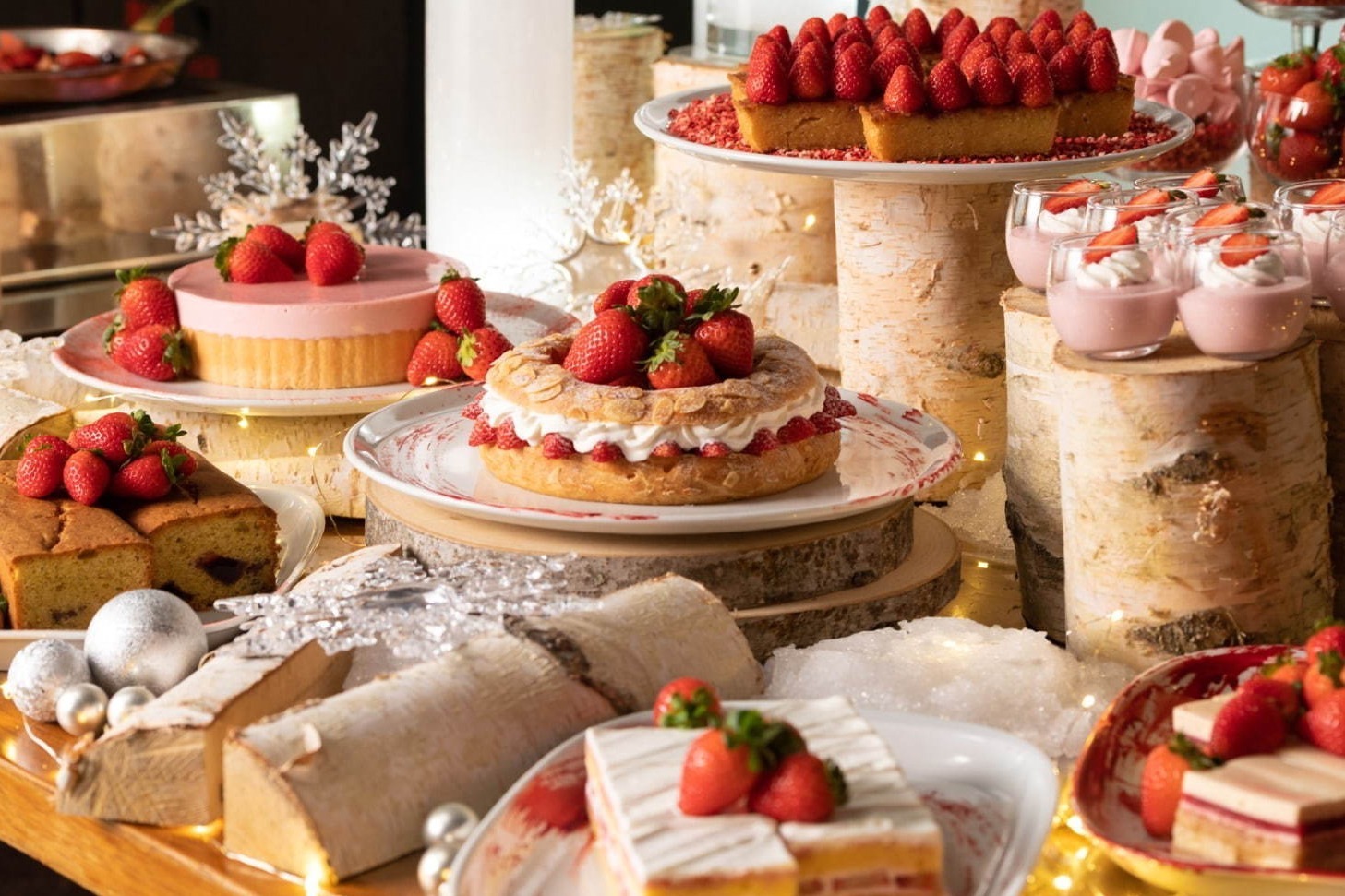 ブリオッシュ｜グランド ハイアット 東京のストロベリーブッフェ＆スイーツ、苺ソースがとろりと溢れるカルツォーネも