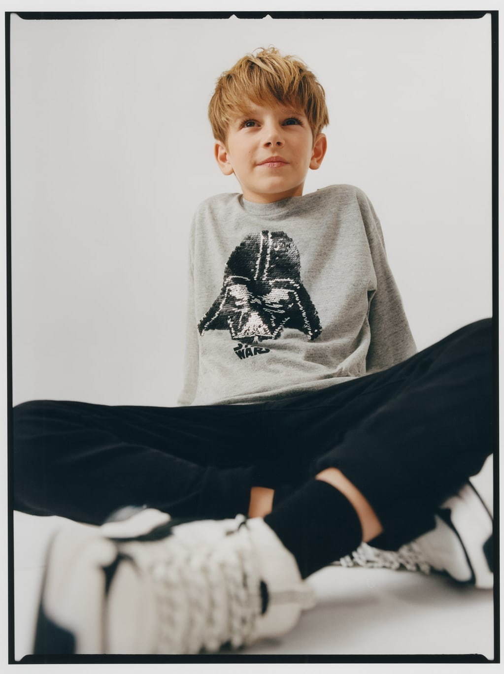 写真46 67 Zara スター ウォーズ コラボのメンズ キッズtシャツ ダース ベイダーやr2 D2を配して ファッションプレス