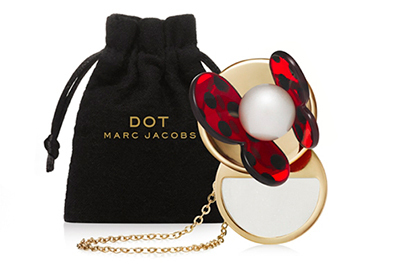 大人気のドット マーク ジェイコブスから、ネックレスタイプのソリッドパフュームが限定発売