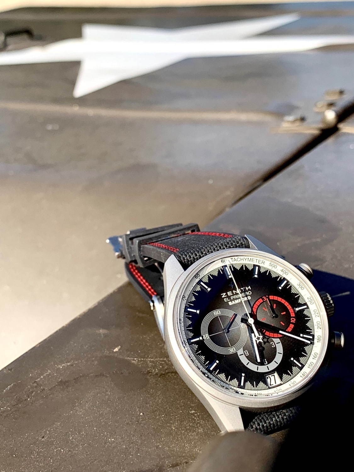ゼニス×英カスタムウォッチメーカーのコラボ腕時計、マット仕上げのケースにレッドがアクセントの文字盤｜写真10