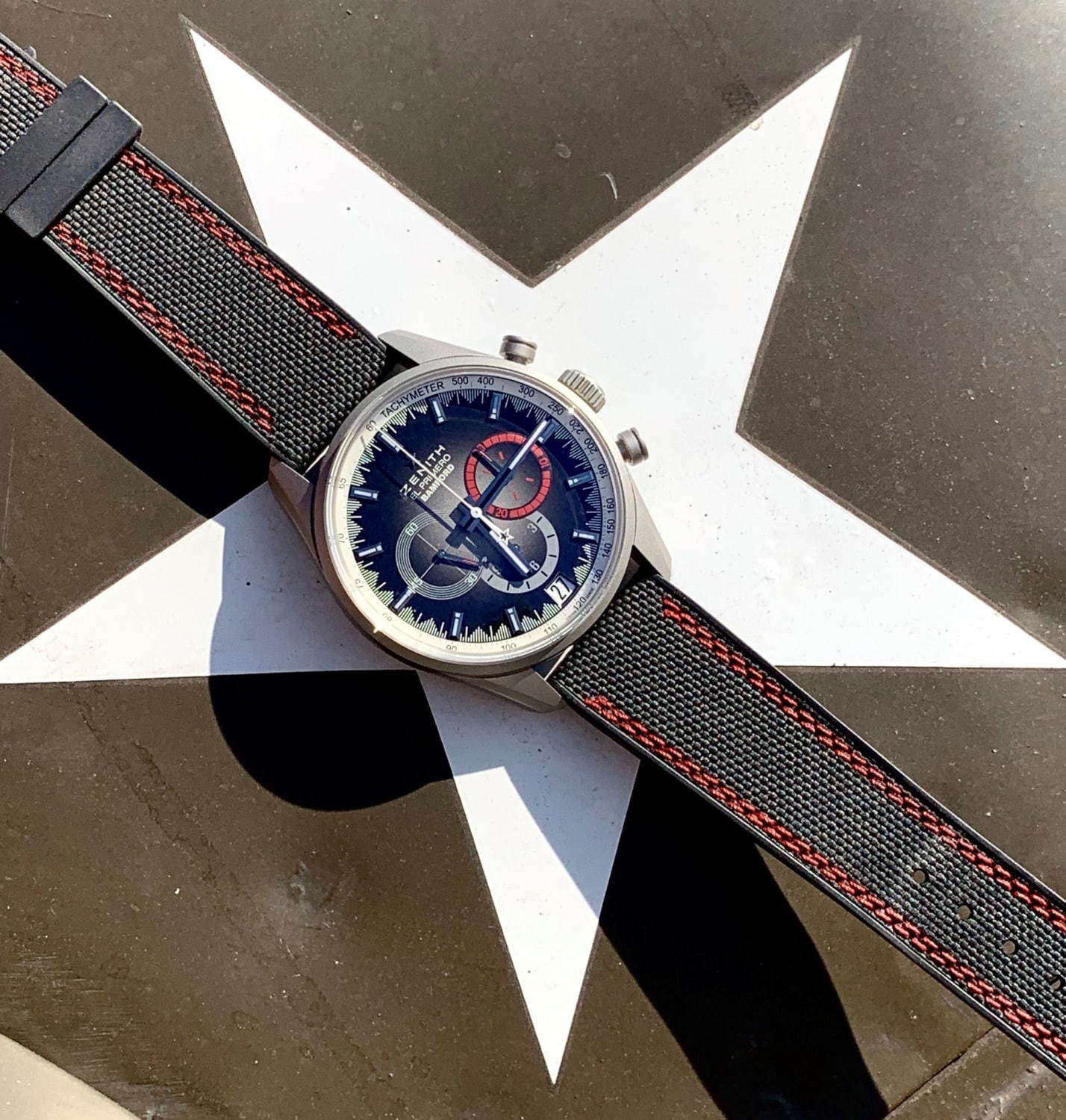 ゼニス×英カスタムウォッチメーカーのコラボ腕時計、マット仕上げのケースにレッドがアクセントの文字盤｜写真11
