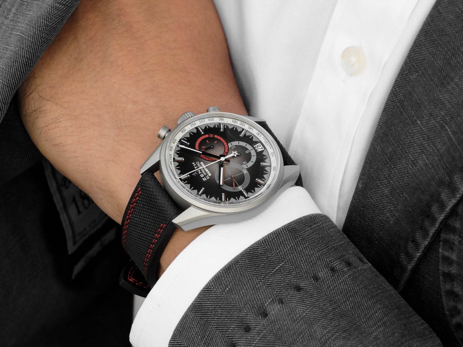ゼニス×英カスタムウォッチメーカーのコラボ腕時計、マット仕上げのケースにレッドがアクセントの文字盤｜写真7