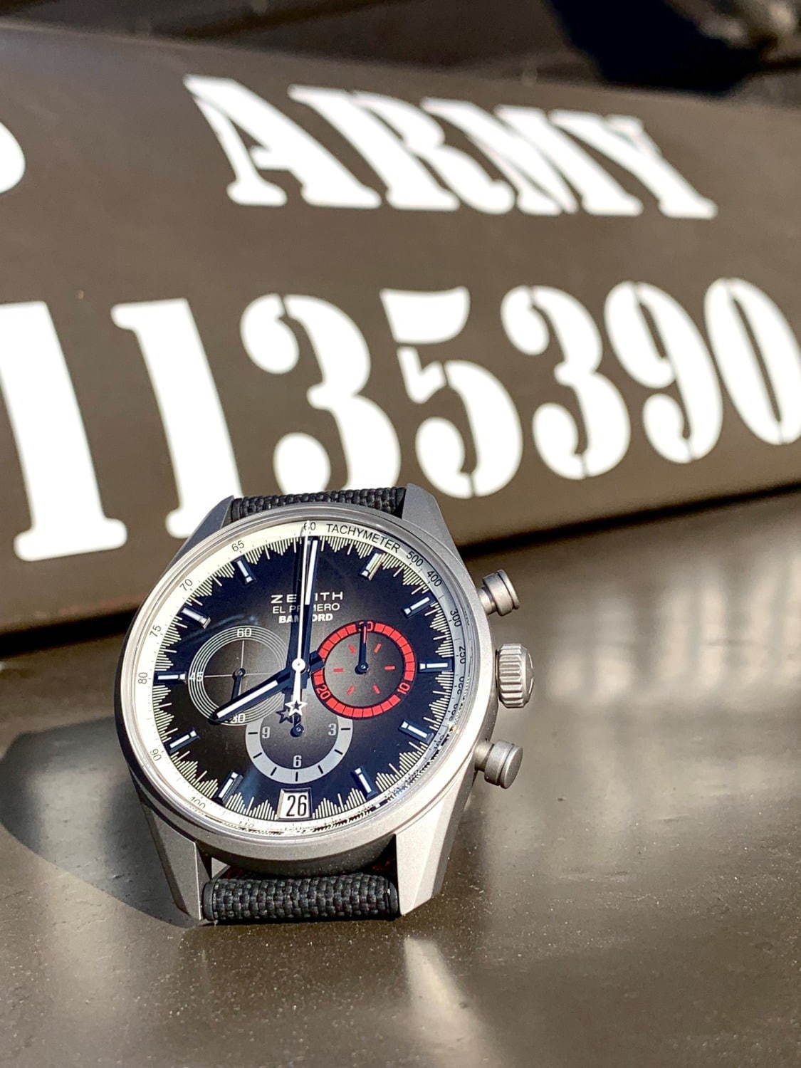 ゼニス×英カスタムウォッチメーカーのコラボ腕時計、マット仕上げのケースにレッドがアクセントの文字盤｜写真8