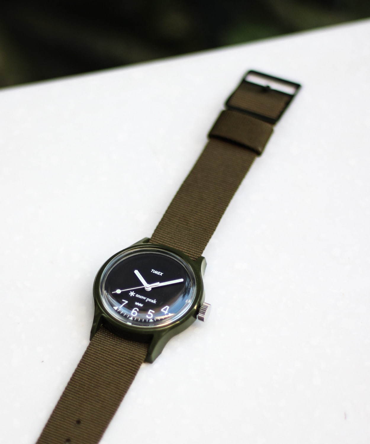 スノーピーク×ジャーナル スタンダード レリューム×タイメックスの腕時計、4時〜7時のみ残した文字盤｜写真3