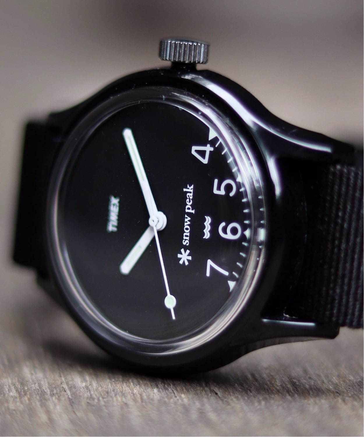 スノーピーク×ジャーナル スタンダード レリューム×タイメックスの腕時計、4時〜7時のみ残した文字盤｜写真9