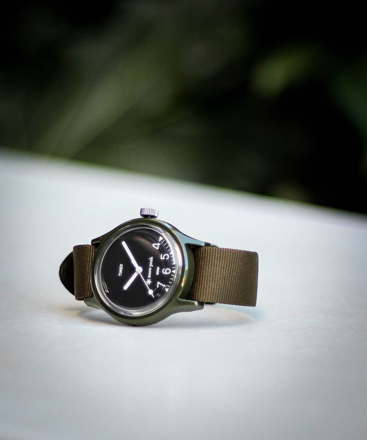 スノーピーク×ジャーナル スタンダード レリューム×タイメックスの腕時計、4時〜7時のみ残した文字盤｜写真1