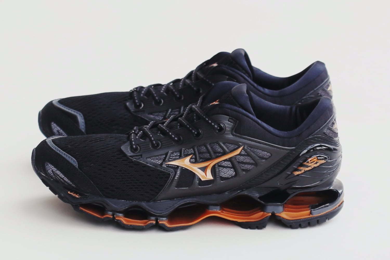 ミズノのスニーカー「ウエーブ プロフェシー 9」ブラック×ゴールドの新作、フィット感をアップデート