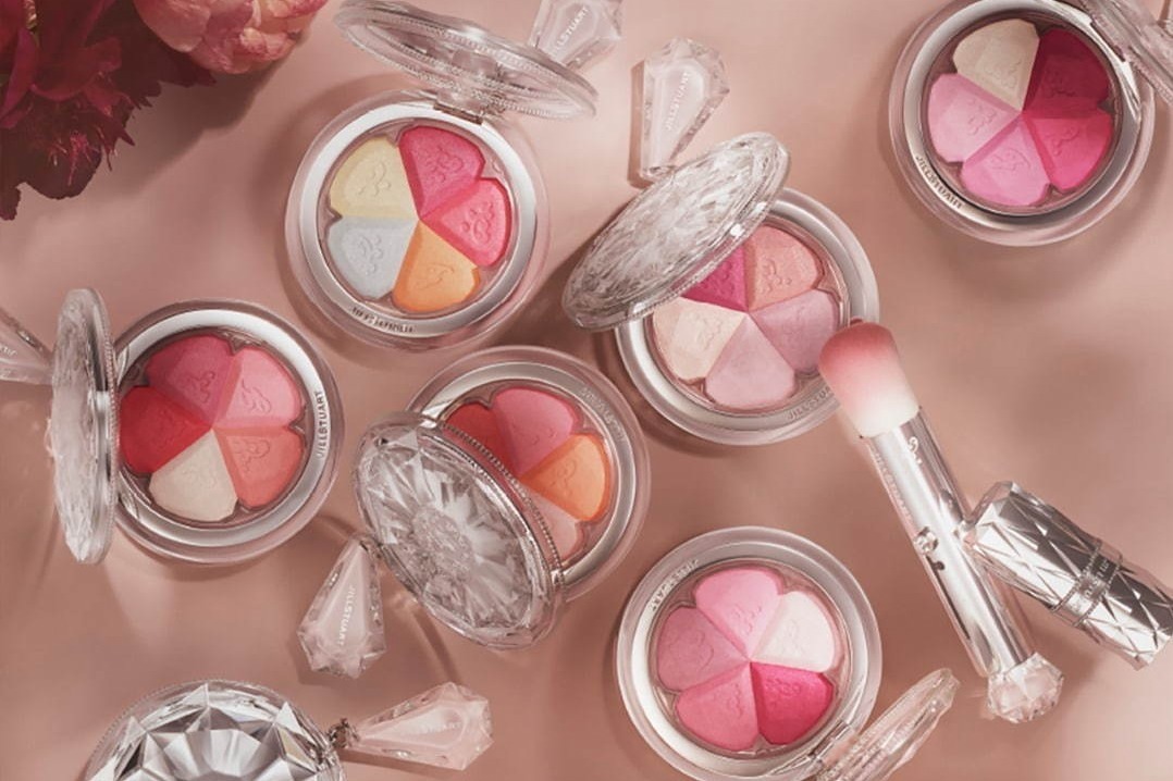 ジルスチュアート ビューティ20年春コスメ、透け感発色の“花びらチーク”や春色アイカラーパレット