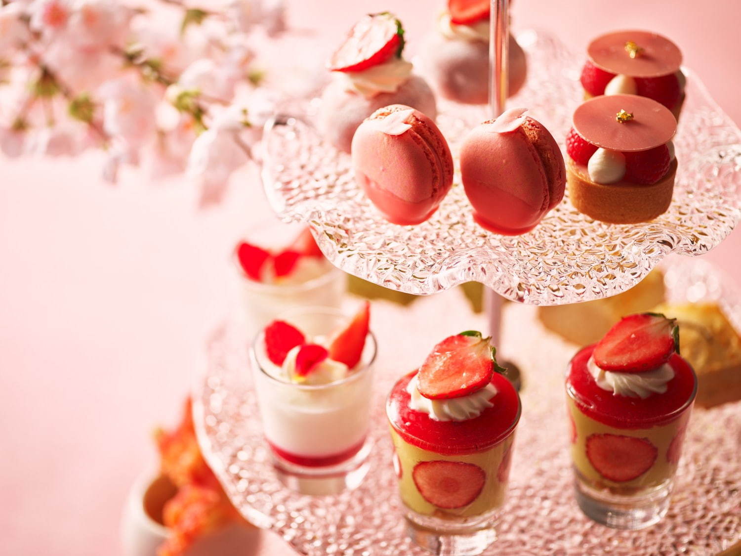 桜いちごアフタヌーンティー ストリングスホテル東京インターコンチネンタルで 苺ケーキやマカロン ファッションプレス