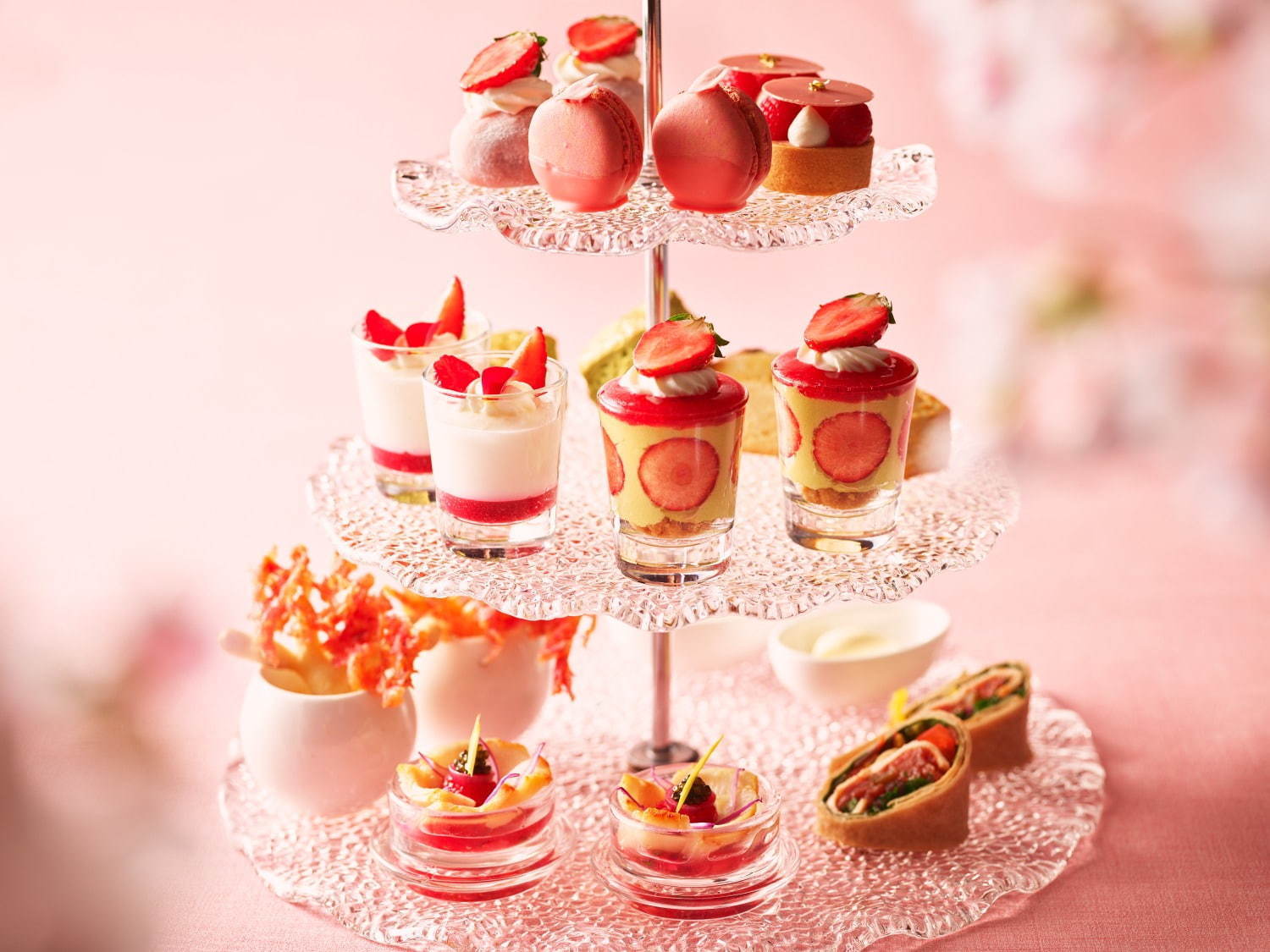 「桜いちごアフタヌーンティー」ストリングスホテル東京インターコンチネンタルで、苺ケーキやマカロン｜写真2