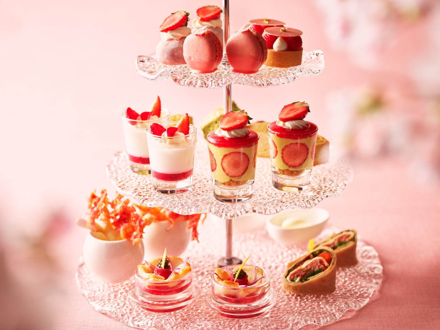 桜いちごアフタヌーンティー ストリングスホテル東京インターコンチネンタルで 苺ケーキやマカロン ファッションプレス