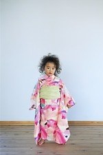 コシラエル“洗濯機で洗える”浴衣、ピンク×イエローのジェラートカラーなど傘の絵柄を浴衣に｜写真6