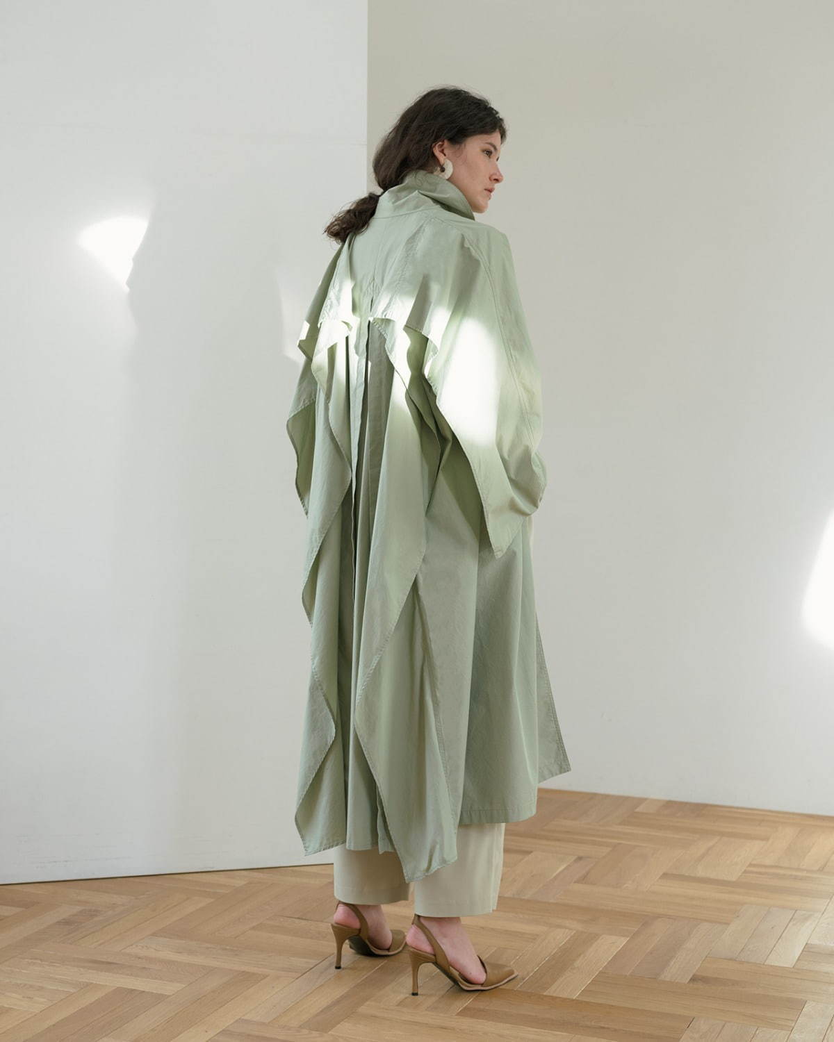 レディース 緑のトレンチコートを使ったコーディネート ファッションプレス