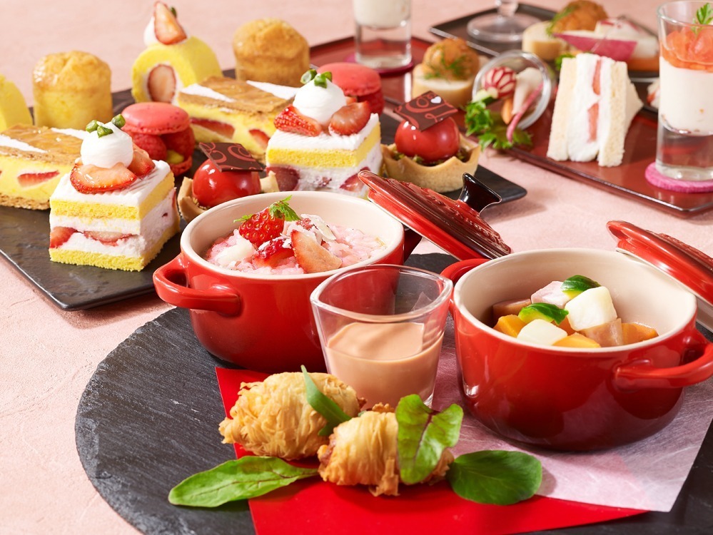東京プリンスホテル“イチゴ”のアフタヌーンティー、ごろっと苺のショートケーキやミルフィーユ｜写真2