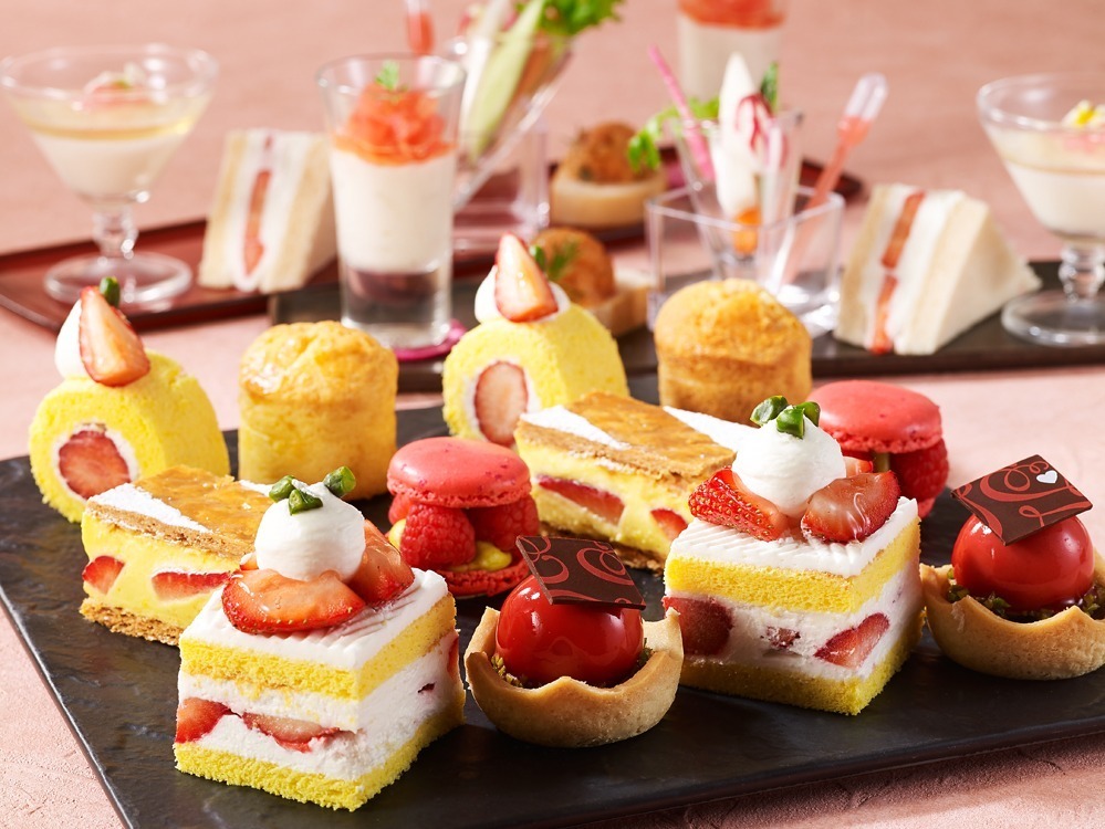 東京プリンスホテル“イチゴ”のアフタヌーンティー、ごろっと苺のショートケーキやミルフィーユ｜写真1