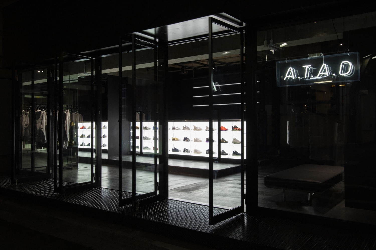 アディダス アトモスの新店舗 A T A D 原宿に バーで注文 するようなシューズ体験を提供 ファッションプレス
