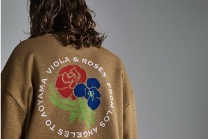 ミスター・ジェントルマン“すみれ×バラ”ロゴのパーカー＆シャツ、LA発ヴィオラ＆ローゼスとコラボ