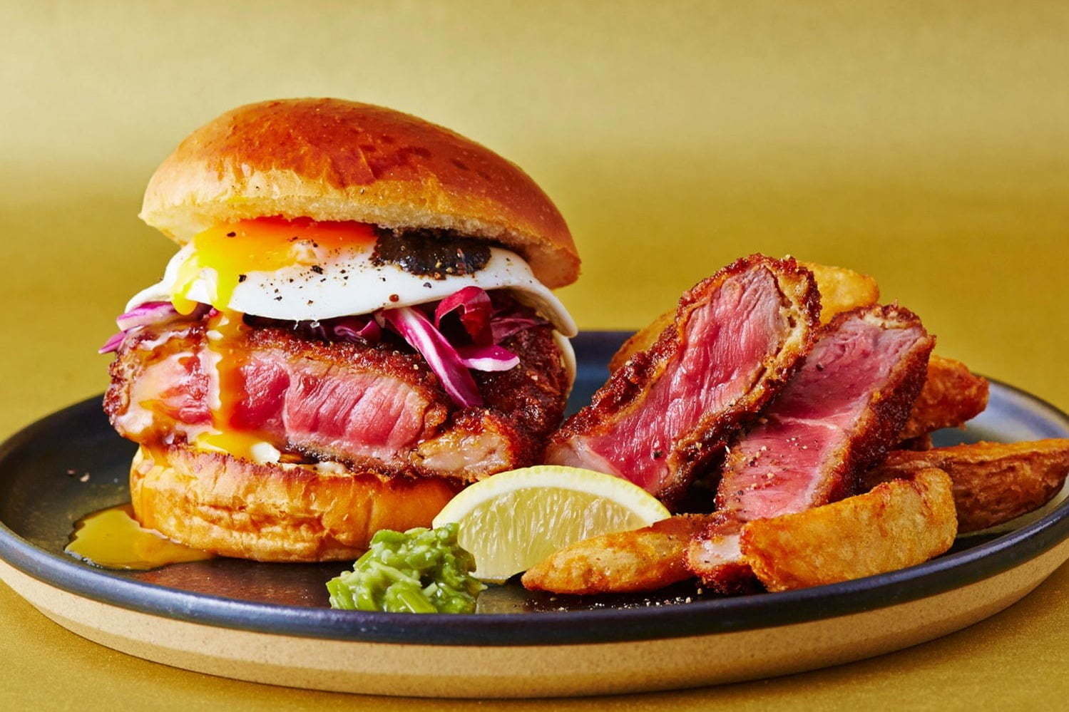 トリュフ｜J.S. バーガーズ カフェ“2,020円”の新年バーガー、“厚切りサーロインステーキカツ”をサンド