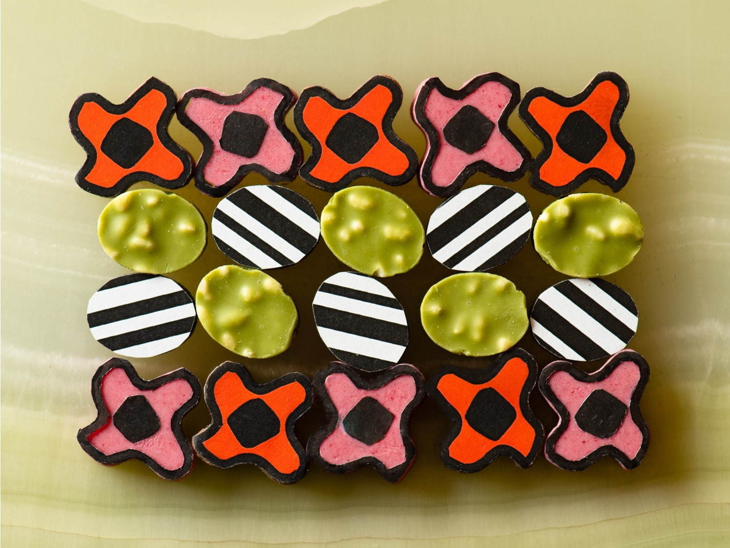 マルニ フラワー カフェのバレンタイン、エイリアンやダイバー型チョコレートをストライプバッグに｜写真3