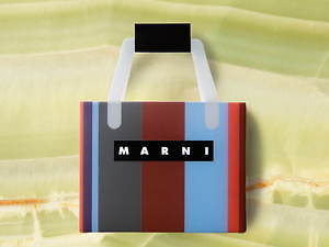 マルニ フラワー カフェのバレンタイン、エイリアンやダイバー型チョコレートをストライプバッグに｜写真20