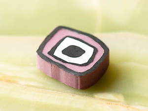 マルニ フラワー カフェのバレンタイン、エイリアンやダイバー型チョコレートをストライプバッグに｜写真11