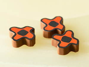 マルニ フラワー カフェのバレンタイン、エイリアンやダイバー型チョコレートをストライプバッグに｜写真9