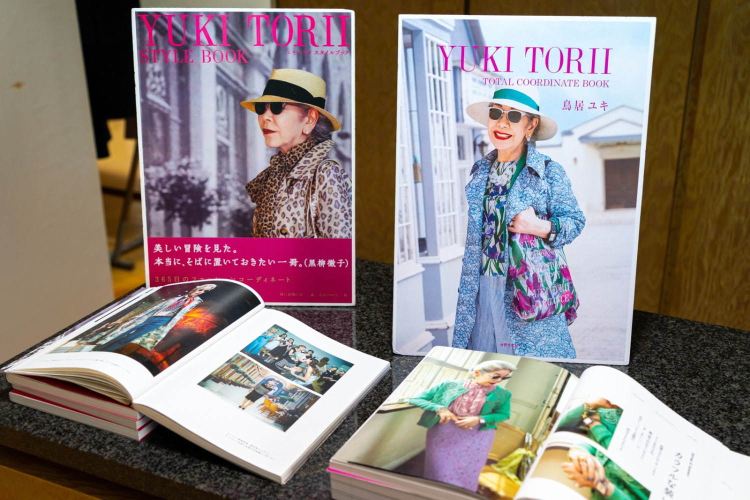 鳥居ユキの着こなしを参考にする顧客も多い。
2018年には2冊目のトータルコーディネートブックを発売した。(右側)