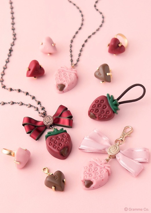 Q-pot.“苺ガナッシュチョコ”や“つまみ食い”モチーフのバレンタインアクセサリー - ファッションプレス