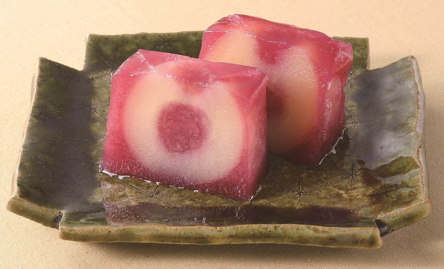 宗家 源 吉兆庵から国産紅玉を丸ごと1個使用した和菓子「宝玉りんご」ねずみを描く干支羊羹も | 写真