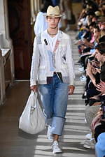 メンズテーラードジャケットのおすすめコーデ〈2020春夏〉人気ブランドのカジュアルな着こなしを特集｜写真12