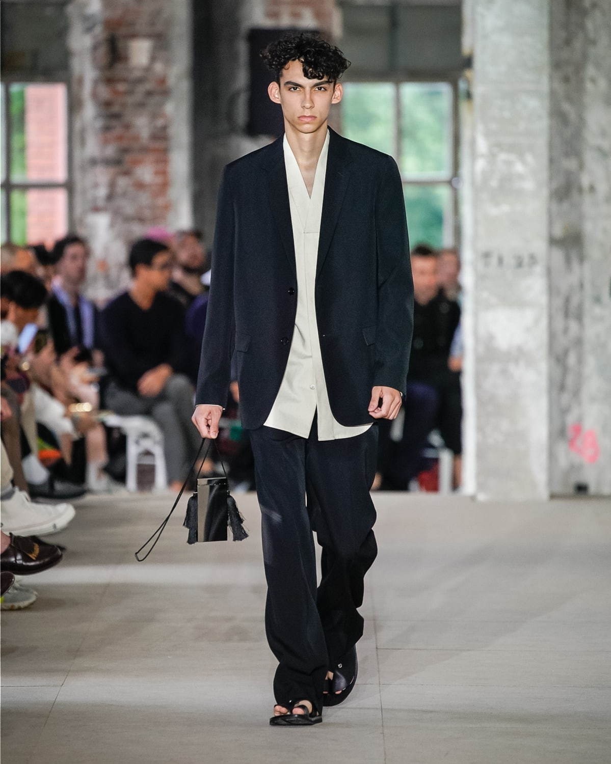 写真2 12 メンズテーラードジャケットのおすすめコーデ 春夏 人気ブランドのカジュアルな着こなしを特集 ファッションプレス