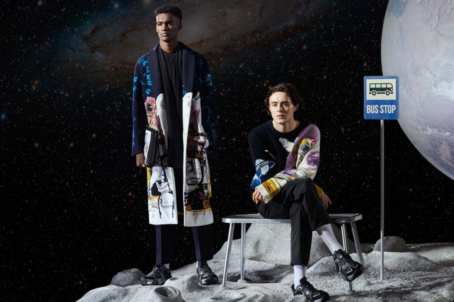 日本文化｜ヴァレンティノのメンズ新作「スペースランド」“宇宙への旅”を描くシャツやコート、スニーカーも