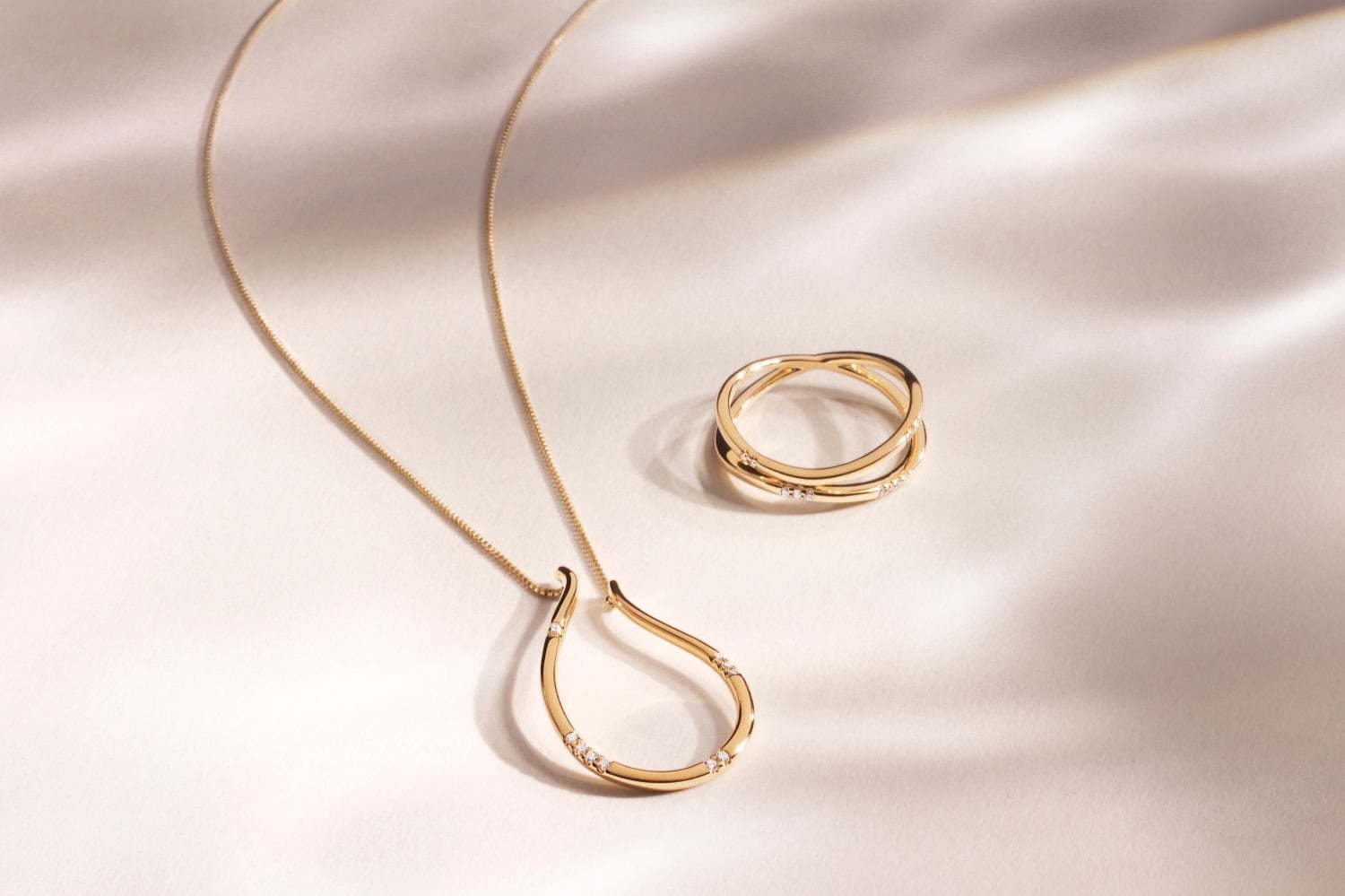 4℃の“水”モチーフ新作ネックレス＆リング、きらめく“しずく”や揺らめく“波”を表現