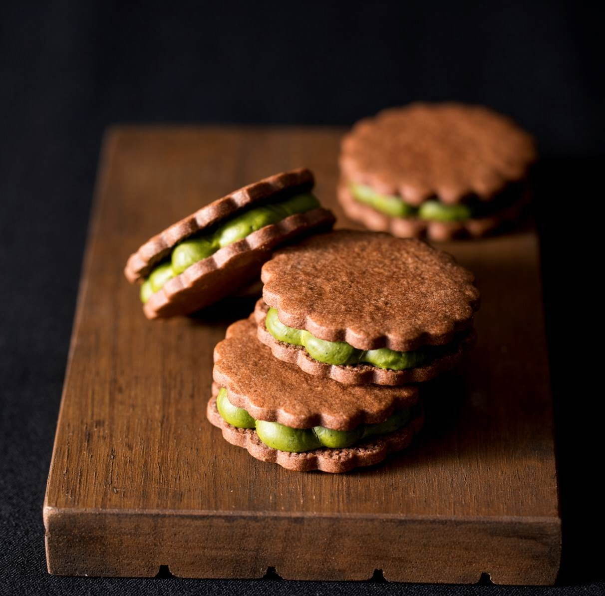 辻利の新焼き菓子「抹茶ガナッシュ サンド」濃厚な宇治抹茶×ほろ苦ココアクッキー | 写真