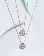 ヴァンドーム青山の桜ジュエリー、ローズクォーツ輝くネックレスやピンクゴールドのピアス｜写真5