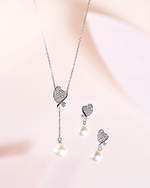 ヴァンドーム青山の桜ジュエリー、ローズクォーツ輝くネックレスやピンクゴールドのピアス｜写真4