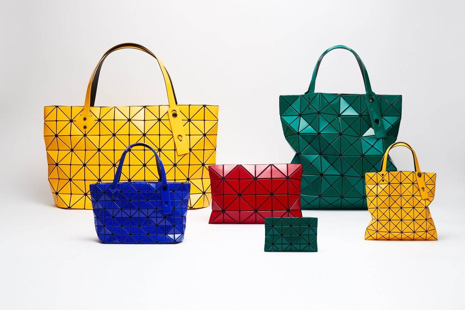 BAO BAO ISSEY MIYAKE“4分の1”サイズの限定ミニバッグ、定番トートや