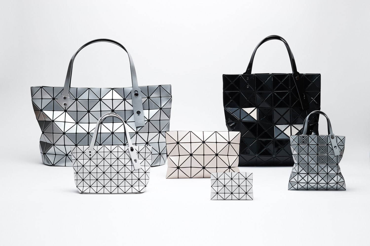 BAO BAO ISSEY MIYAKE“4分の1”サイズの限定ミニバッグ、定番トートや 