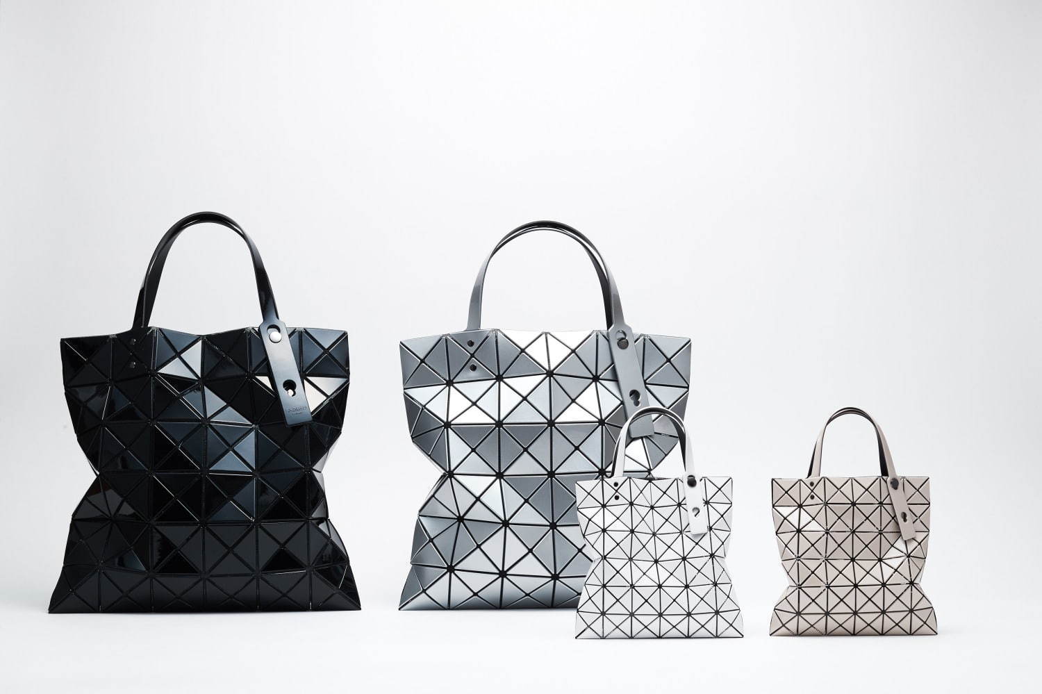 BAO BAO ISSEY MIYAKE“4分の1”サイズの限定ミニバッグ、定番トートやポーチも｜写真3