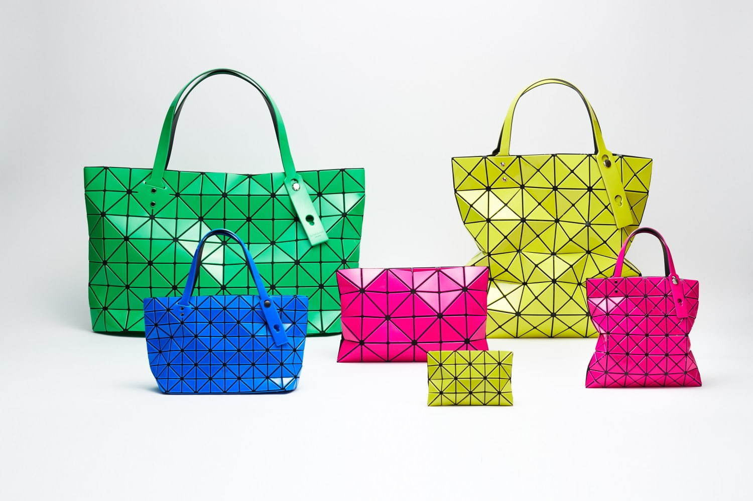 BAO BAO ISSEY MIYAKE“4分の1”サイズの限定ミニバッグ、定番トートや 