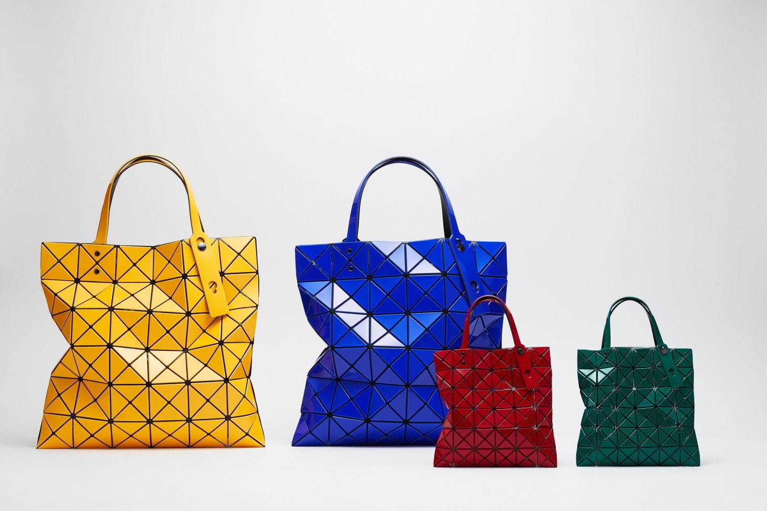 BAO BAO ISSEY MIYAKE“4分の1”サイズの限定ミニバッグ、定番トートやポーチも - ファッションプレス