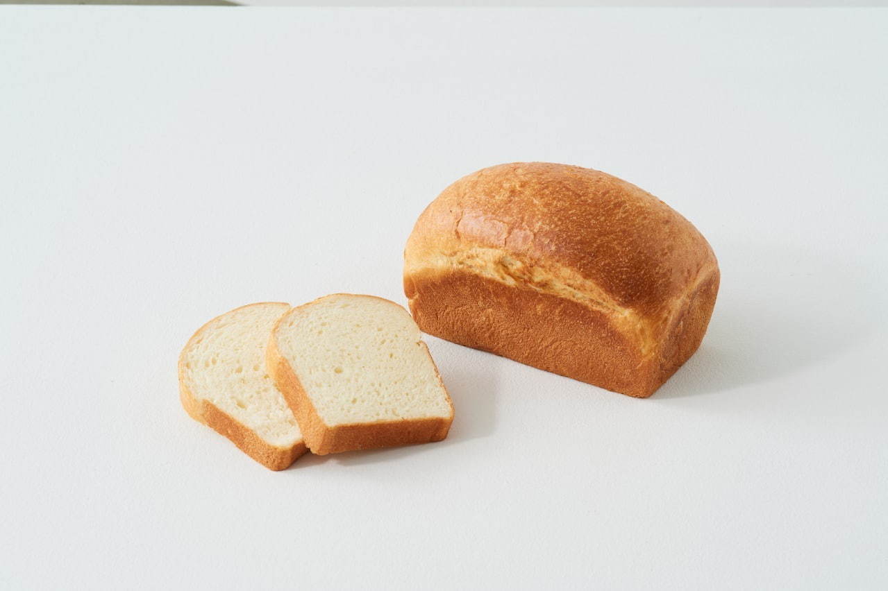 食パン専門店「FUJISAN SHOKUPAN」が富士河口湖町に、青×白の富士山型食パン｜写真6