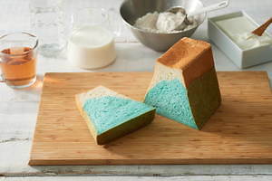 食パン専門店「FUJISAN SHOKUPAN」が富士河口湖町に、青×白の富士山型食パン|写真1